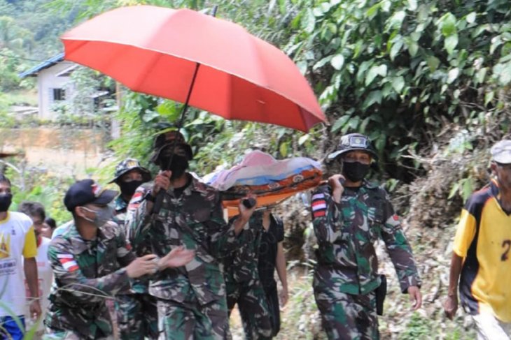Satgas Pamtas gunakan tandu evakuasi seorang warga sakit tumor mulut