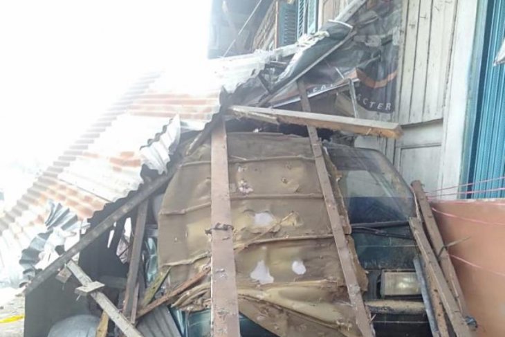 Tak kuat menanjak, sebuah truk mundur dan tabrak lima kendaraan