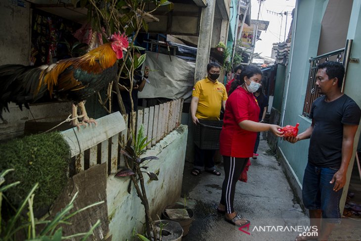 Pembagian makanan hari raya Waisak di Bandung 