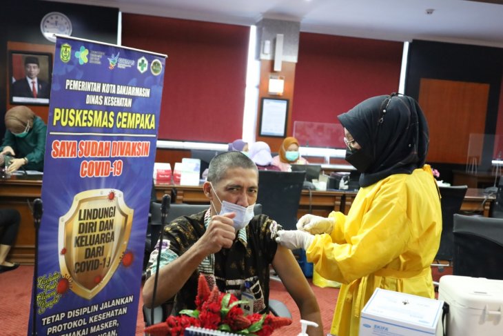 Bank Kalsel tuntaskan vaksinasi pegawai