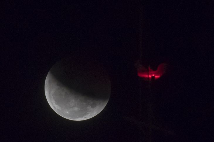 Warga Ambon bisa pantau gerhana bulan di area Patung Christina di Karpan Jumat petang