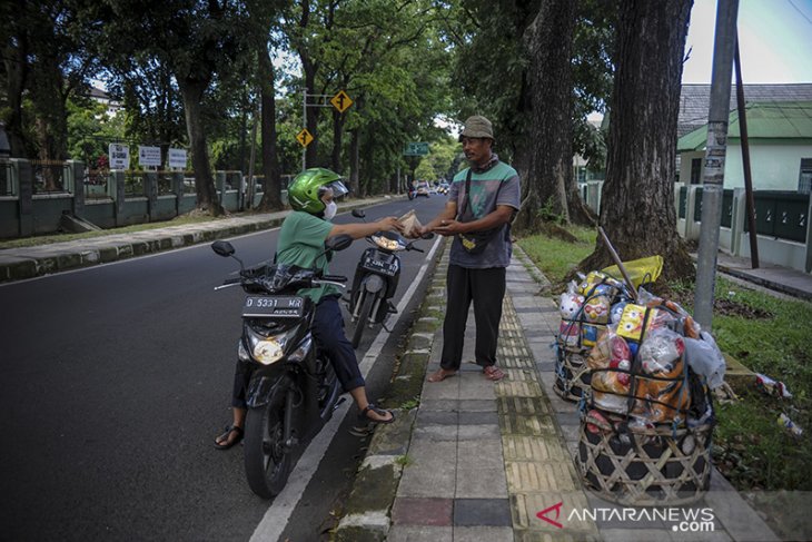 Gerakan nasi bungkus dua ribu 