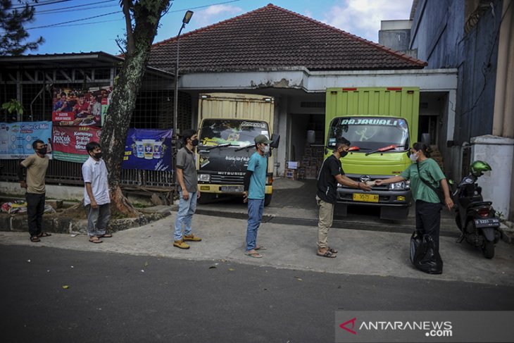 Gerakan nasi bungkus dua ribu 