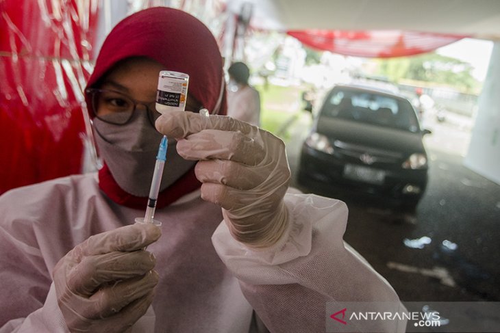 Vaksinasi drive thru di Bandung 