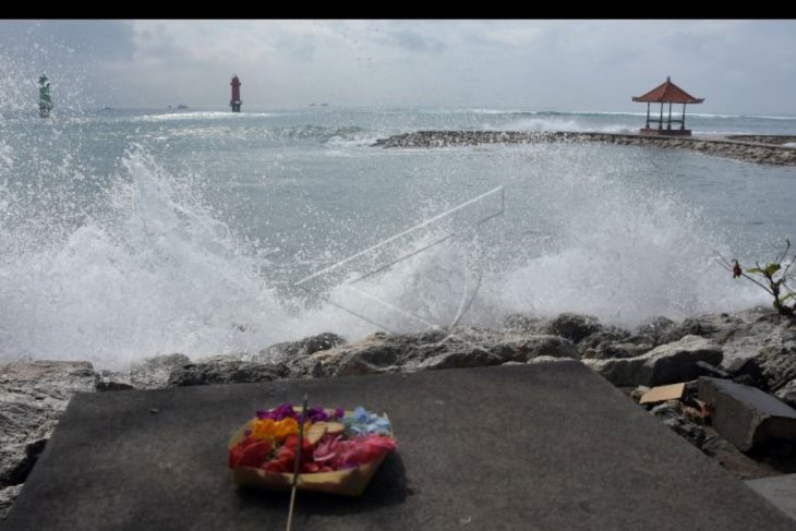 Gelombang pasang di Pantai Sanur