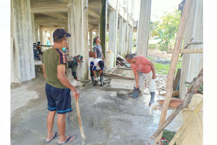 Mengisi hari libur Kapenrem 121/Abw Mayor Inf Supriyono ikut gotong royong