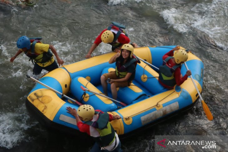 Disponsori Perusahaan Tambang, Artis Yeslin Wang explore wisata di HST