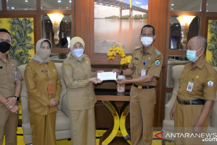 Yayasan Dompet Sedekah Peduli Batola bantu korban penusukan Rp10 juta
