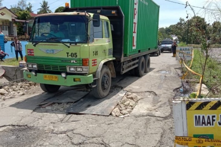 Jalan provinsi di Panei Simalungun amblas