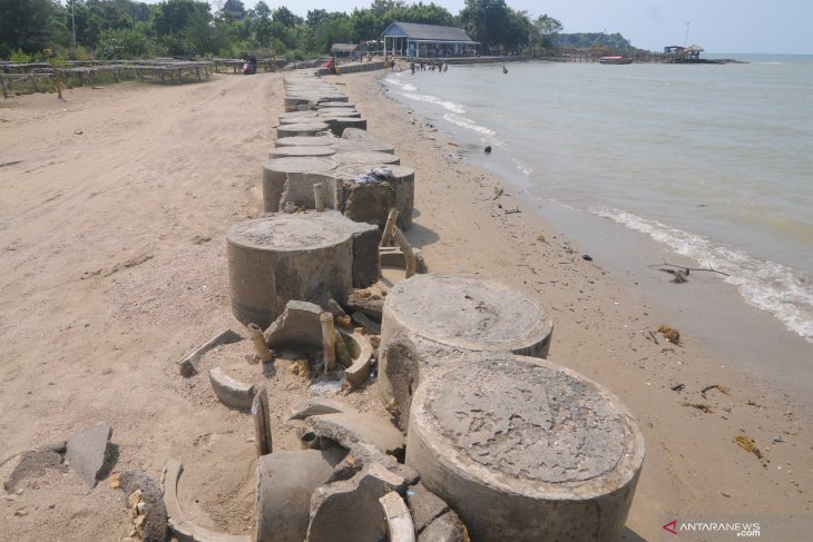 Tangkis Laut Rusak Diterjang Ombak