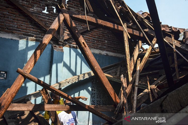 Rumah roboh diterjang hujan deras 