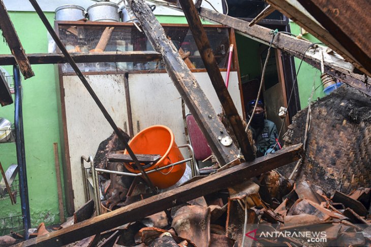 Rumah roboh diterjang hujan deras 