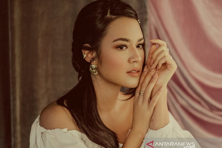 Lewat lagu