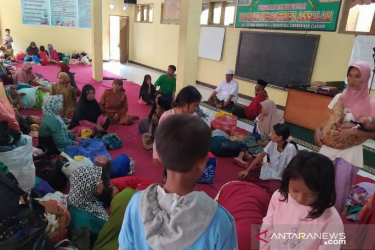BPBD Cianjur libatkan ratusan relawan evakuasi korban longsor