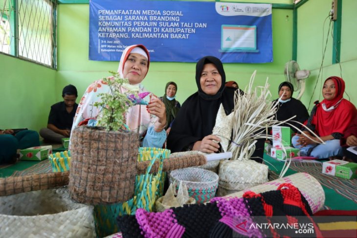 ITB beri pelatihan pemanfatan medsos kepada perajin sulam di Ketapang