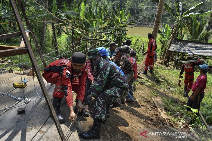 Ekspedisi jembatan gantung untuk Indonesia 