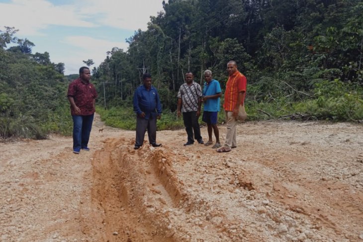 DPRD Maybrat tinjau jalan rusak Kampung Bori Aifat
