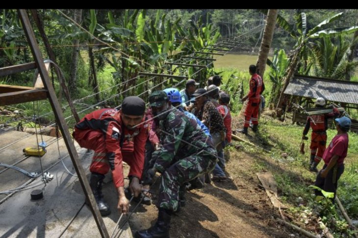 Ekspedisi jembatan gantung Indonesia