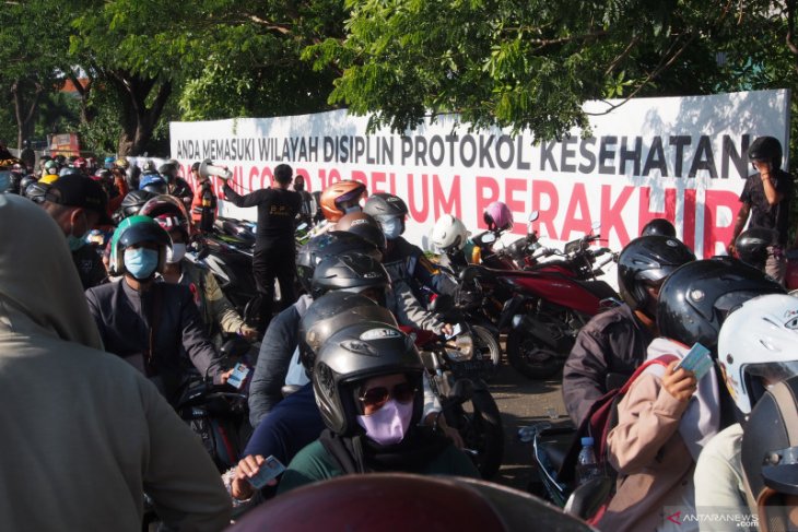 Dari Madura masuk Surabaya wajib tes usap COVID-19