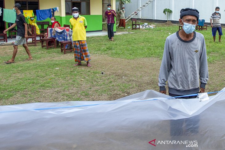 Isolasi mandiri pasien COVID-19 di madrasah 