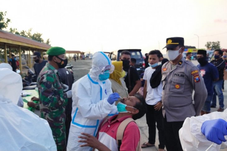 Penumpang kapal dari Madura tiba di Pelabuhan Situbondo wajib tes antigen