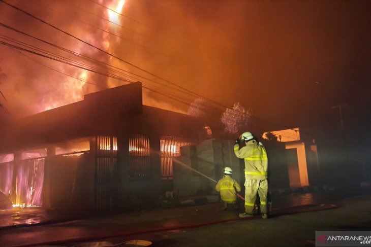 Toko bahan material hangus terbakar