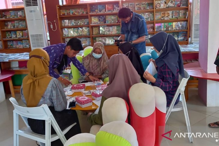 Dispusip fasilitasi kaum milenial kelas pembuatan sasirangan