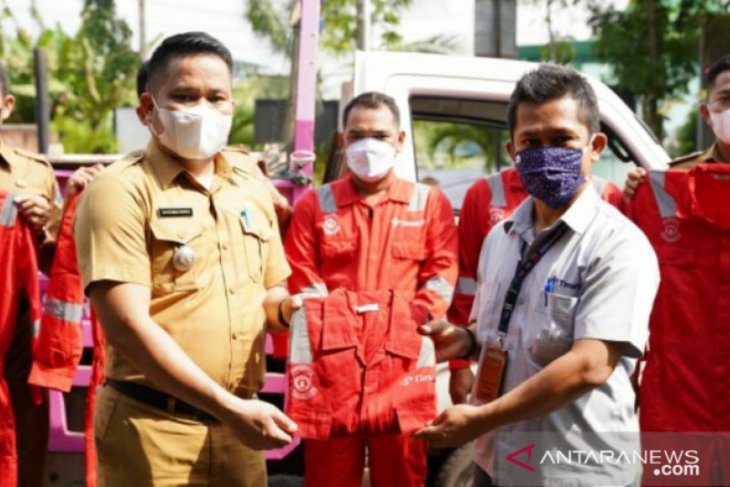 Peduli lingkungan, PT Timah serahkan bantuan alat pengangkut sampah di Bangka Barat