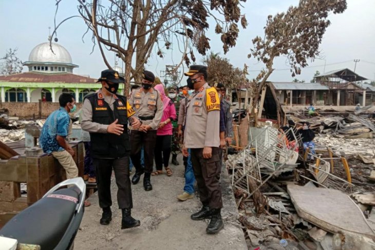Kapolda Jambi kunjungi dan bantu korban kebakaran di Mendahara