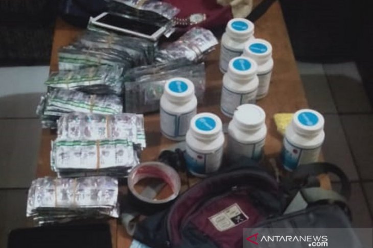 Kembali, 15 ribu butir obat keras ilegal disita di wilayah selatan Sukabumi