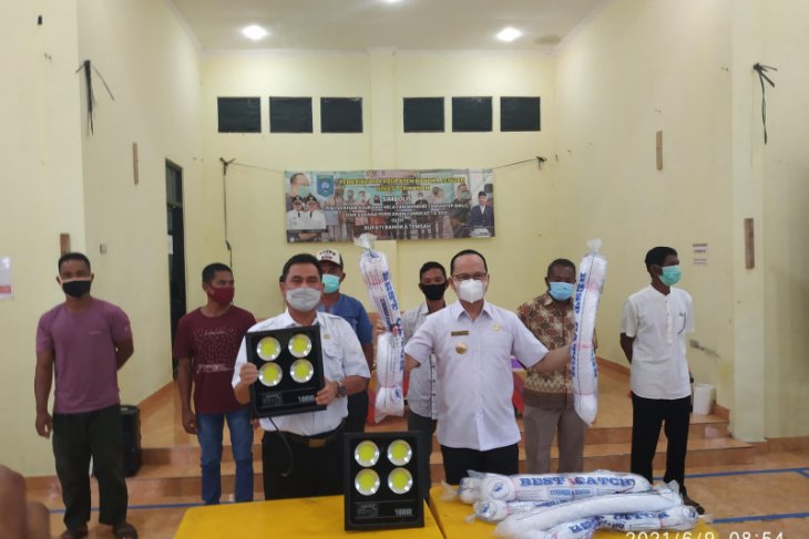 Pemkab Bangka Tengah salurkan sarana tangkap ikan yang ramah lingkungan