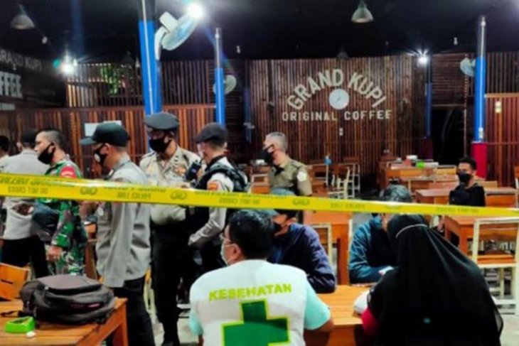 Tim Satgas COVID-19 segel kafe di Lhokseumawe