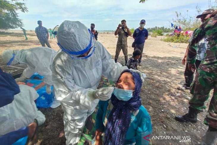 Puluhan imigran Rohingnya di Aceh Timur dites usap ulang. Ada apa?