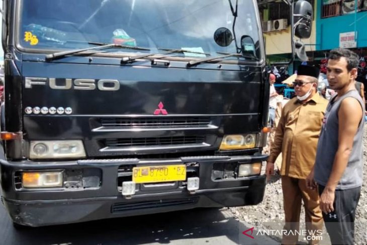 Kerap macetkan jalan raya, Bupati Aceh Barat turun langsung tertibkan truk barang