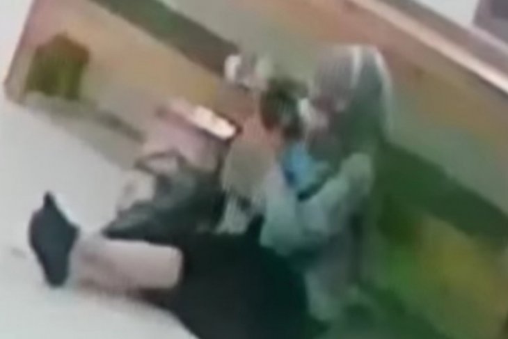 Seorang perempuan lakukan aksi pencurian di masjid terekam CCTV