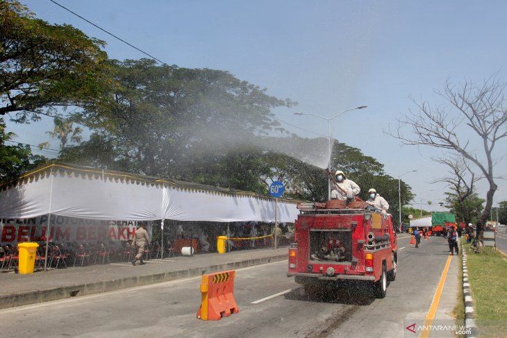 Penyemprotan Disinfektan di Pos Penyekatan Suramadu