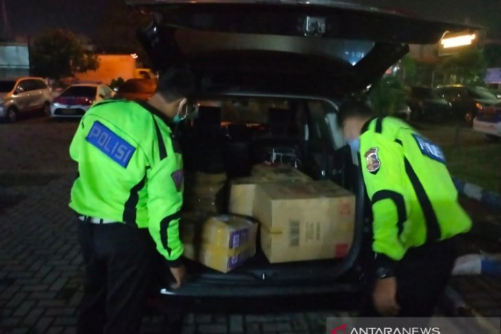 Police thwart smuggling of 30,000 lobster larvae by two men