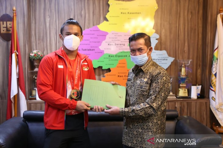 Atlet angkat besi Serang juara IWF, Walikota: Penuhi kebutuhannya