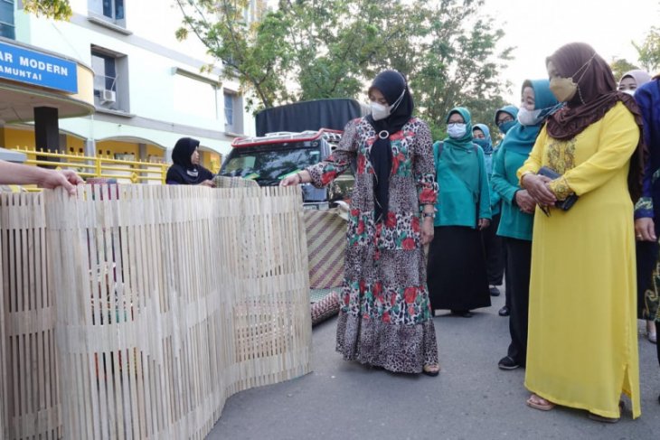 PKK Kalsel bagikan seribu masker di HSU