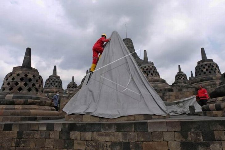 Pembukaan terpaulin penutup stupa Candi Borobudur