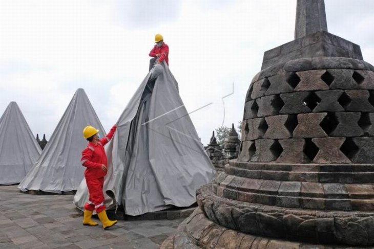 Pembukaan terpaulin penutup stupa Candi Borobudur