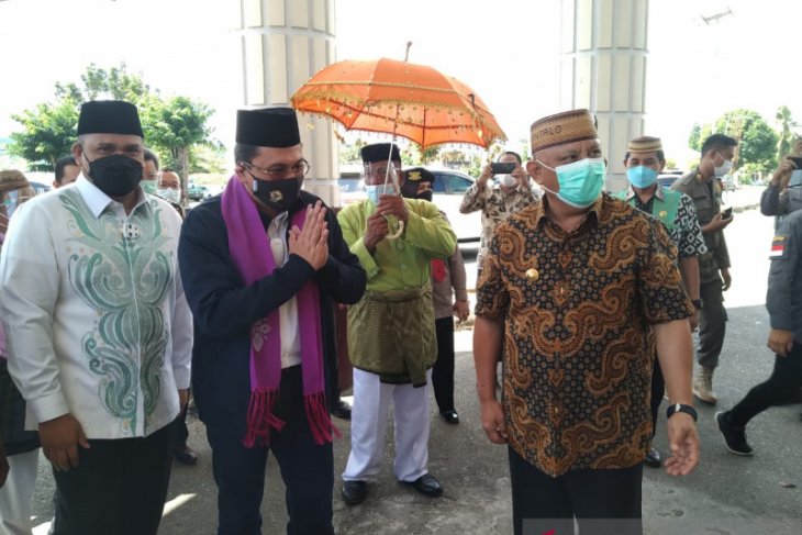 Ketua BPK RI menerima penyambutan adat saat berkunjung ke Gorontalo