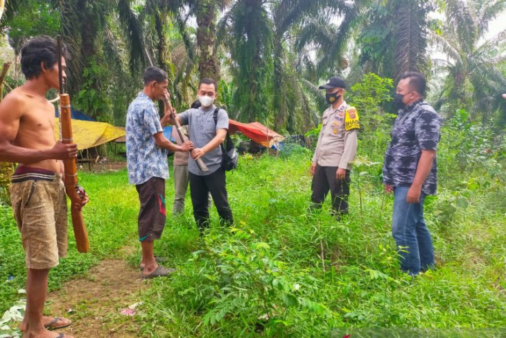 Suku Anak Dalam serahkan senpi rakitan ke polisi
