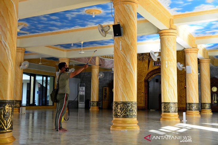 PENYEMPROTAN DISINFEKTAN MASJID JELANG SHALAT JUMAT