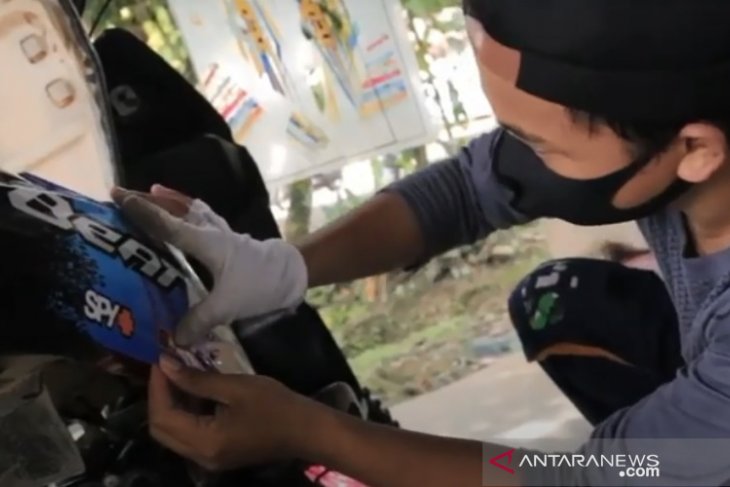 Dari ikut orang lalu berwirausaha mandiri, cutting stiker Zaini makin berkembang