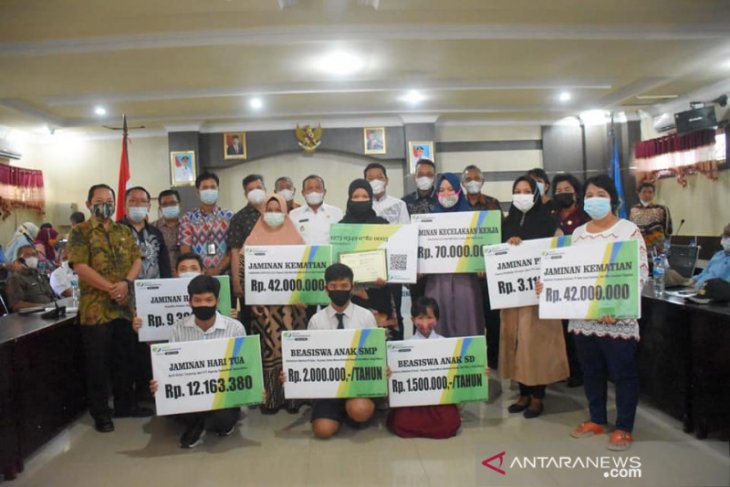 Wali Kota Sibolga serahkan kartu BPJS tenaga kerja dan santunan beasiswa