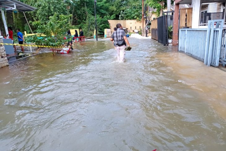 Perumahan Narada Tangsel kebanjiran akibat kali tertimbun longsor