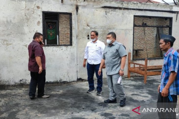 Bupati Tapsel bantu ringankan warga korban kebakaran Arse