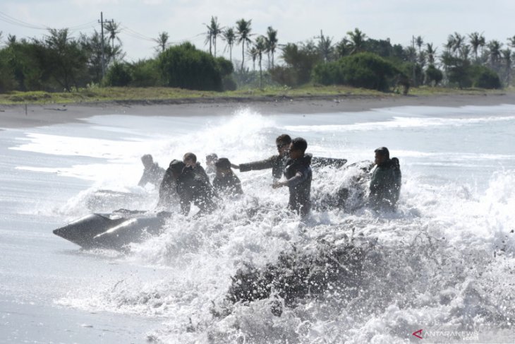 Marinir Indonesia-Amerika Latihan Tembus Gelombang