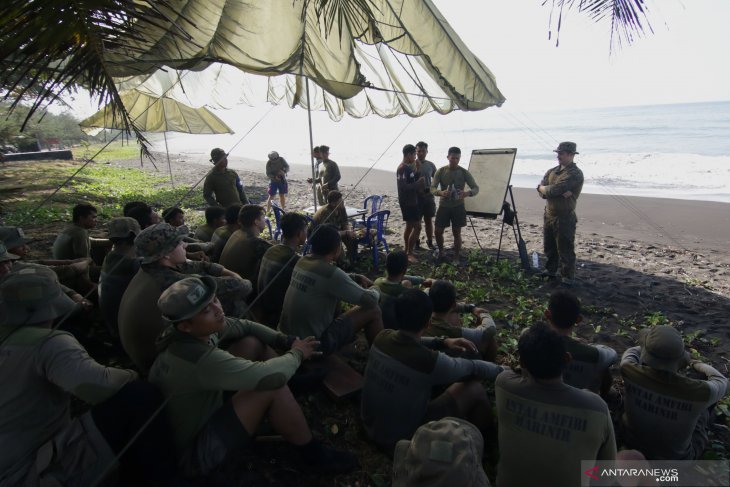 Marinir Indonesia-Amerika Latihan Tembus Gelombang